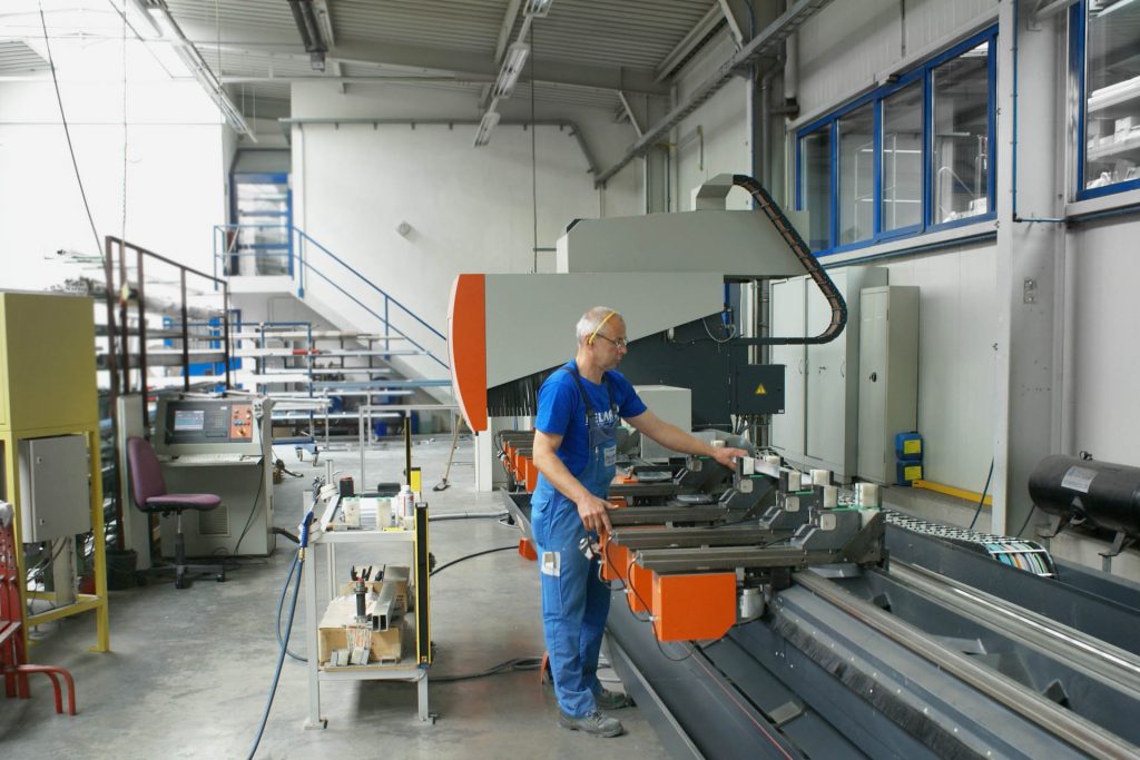 Maschinenpark: Bearbeitungszentrum elumatec SBZ 150