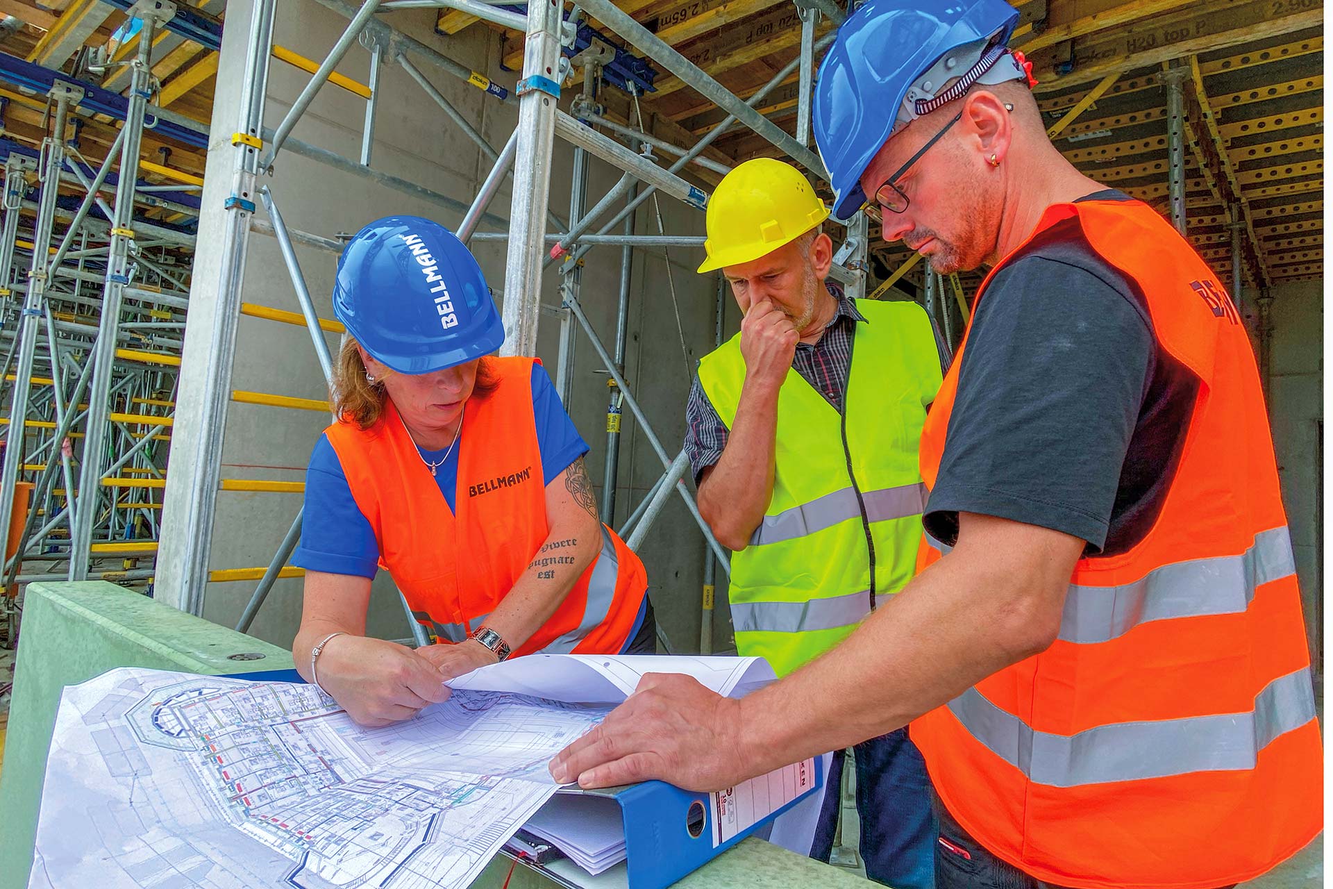 Mitarbeiter von BELLMANN auf der Baustelle